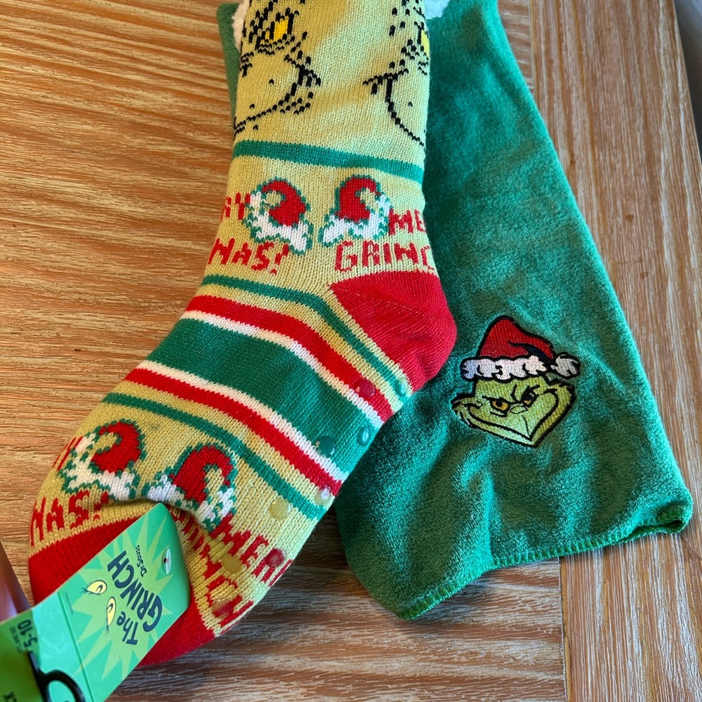 The GrinchHoliday Crew Socks and Face Towel - Green/Red NWT